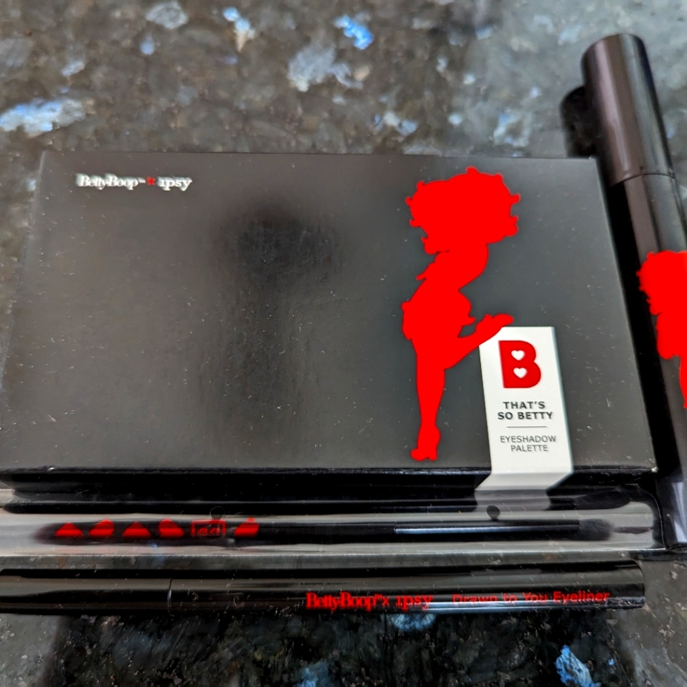 BETTY BOOP™ Bat ‘Em Like Betty Eye Set